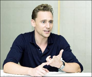 tom-hiddleston096 (2048x1727, 426 kБ...)